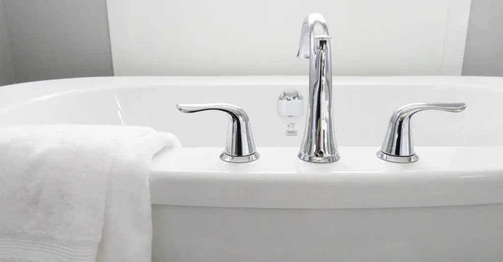 découvrez nos astuces efficaces et produits recommandés pour un nettoyage de salle de bain impeccable, rapide et sans effort.