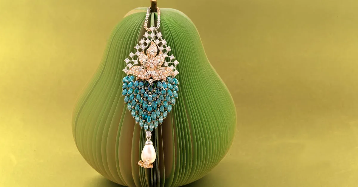 découvrez l'artisanat de la joaillerie, où chaque bijou est minutieusement conçu avec passion et savoir-faire exceptionnel.