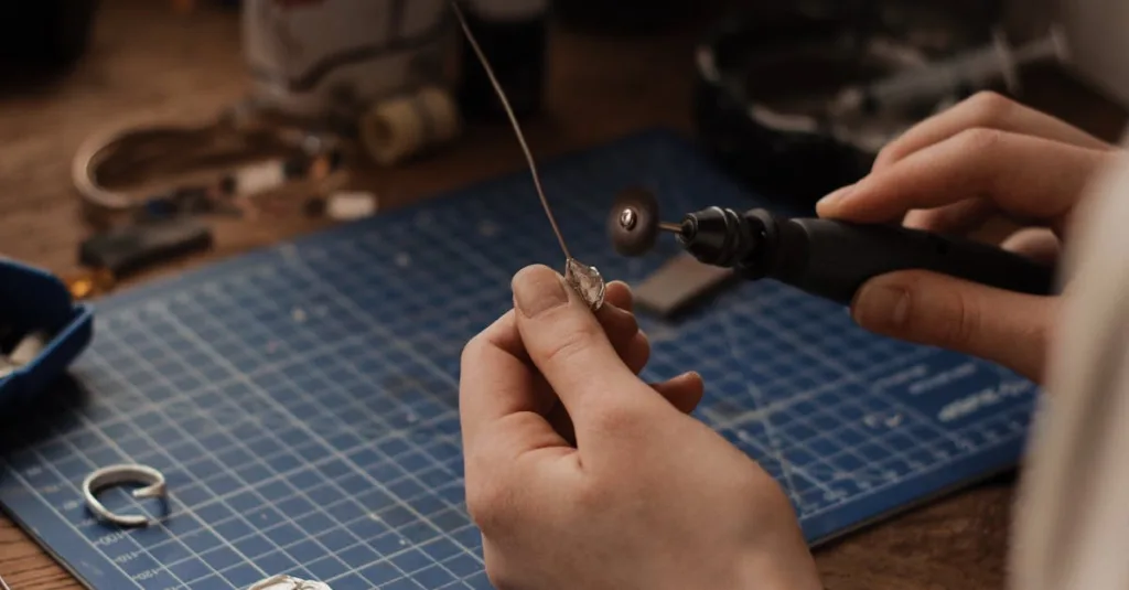découvrez l'artisanat de la joaillerie : des créations uniques, alliant savoir-faire traditionnel et design élégant pour sublimer chaque bijou.