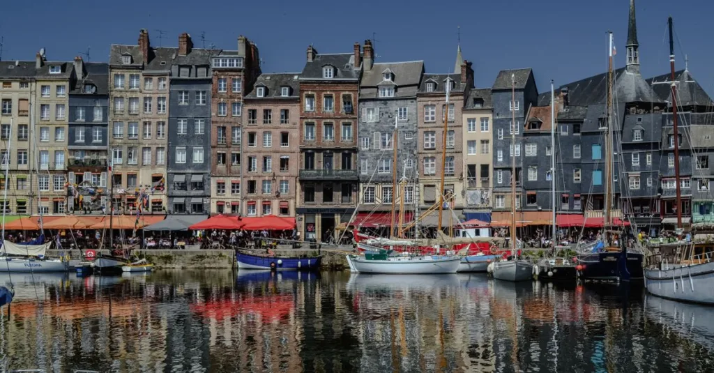 découvrez la gastronomie normande, riche en saveurs authentiques, fromages renommés, fruits de mer frais et recettes traditionnelles de normandie.