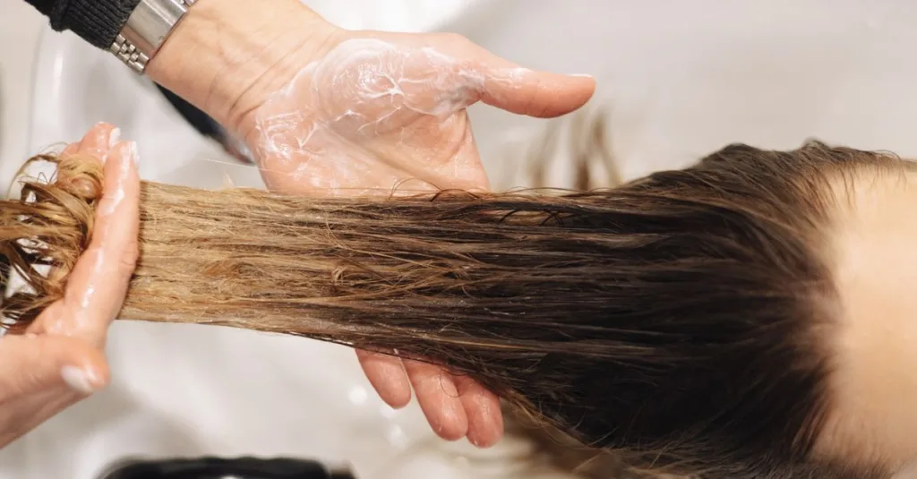découvrez nos conseils et produits essentiels pour prendre soin de vos cheveux et révéler leur beauté naturelle.